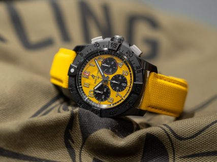 派手なくらいがちょうどいい？関西人御用達！黄色×黒のアベンジャー B01 クロノグラフ 44 ナイトミッション