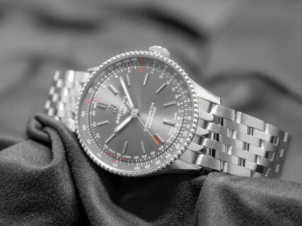 女性におすすめする「36mm」のナビタイマー「グレージュ」カラーはいかがでしょうか。