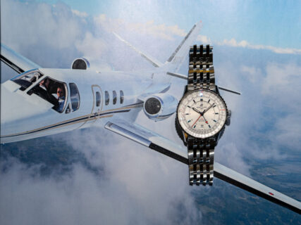 【Happy Valentine’s Day】春らしいホワイトカラーで良い旅を!「ナビタイマー オートマチック GMT 41」